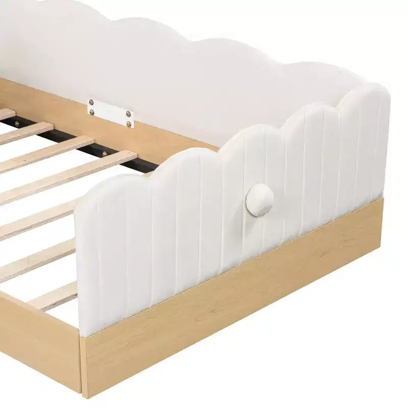 Letto a piattaforma a una piazza con cuscini a forma di animale, design stravagante e borse portaoggetti con spondina