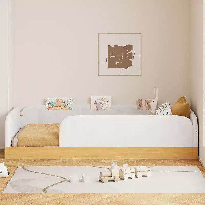 Letto a piattaforma a una piazza con cuscini a forma di animale, design stravagante e borse portaoggetti con spondina