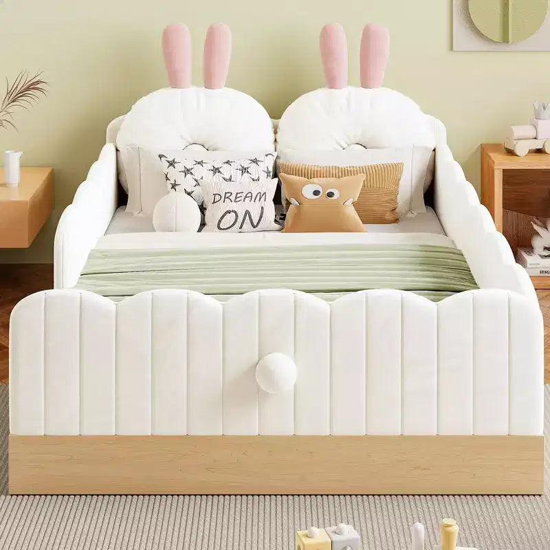 Letto a piattaforma a una piazza con cuscini a forma di animale, design stravagante e borse portaoggetti con spondina