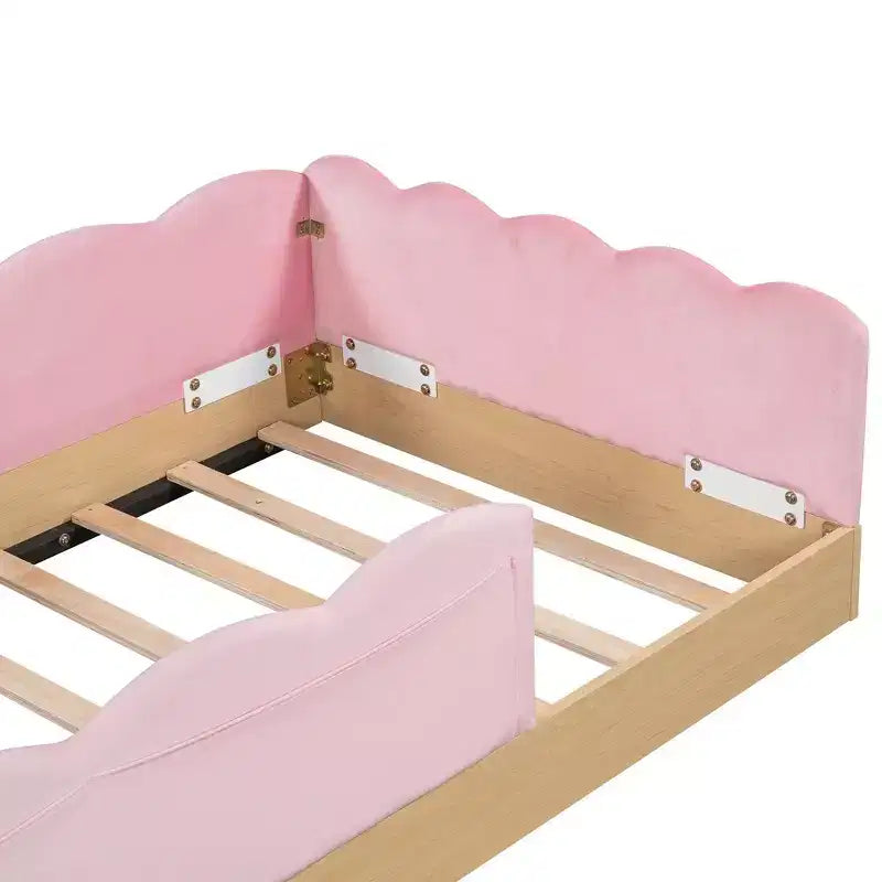 Letto a piattaforma a una piazza con cuscini a forma di animale, design stravagante e borse portaoggetti con spondina