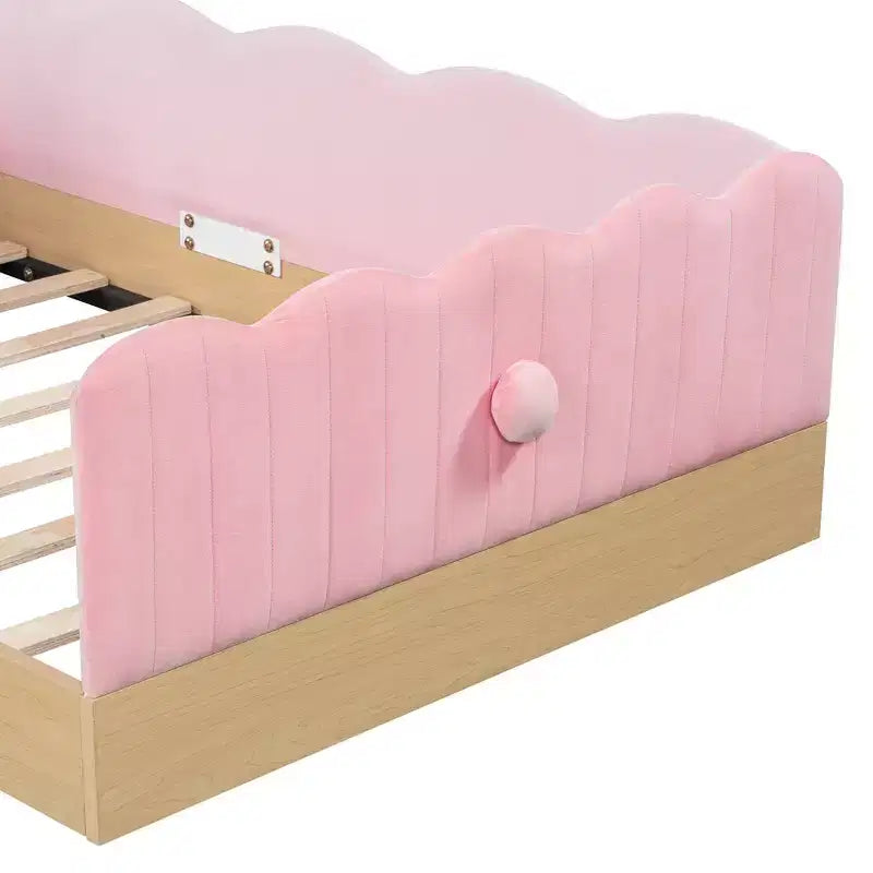 Letto a piattaforma a una piazza con cuscini a forma di animale, design stravagante e borse portaoggetti con spondina