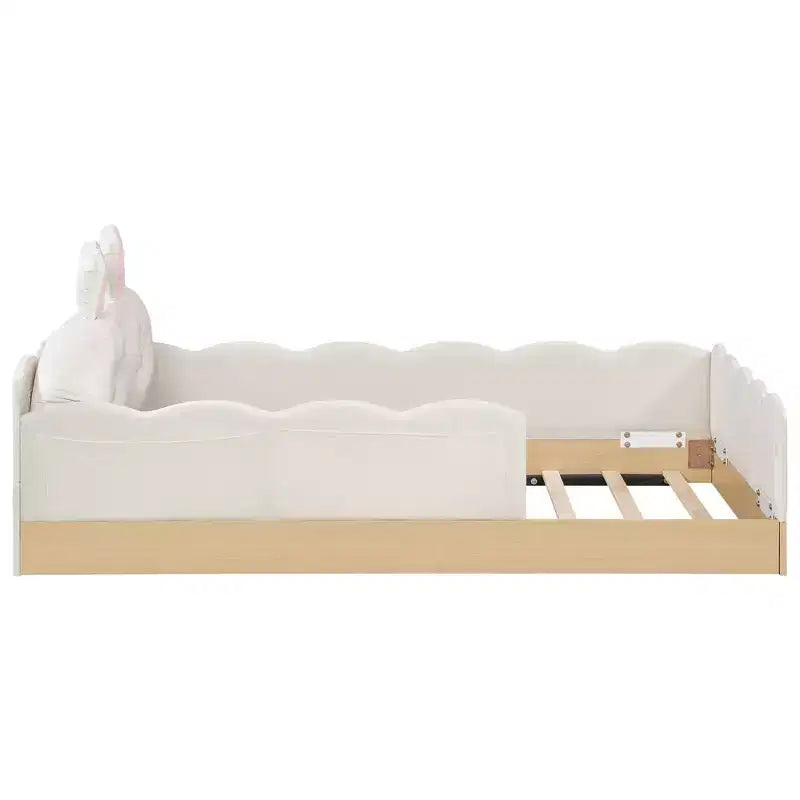 Letto a piattaforma a una piazza con cuscini a forma di animale, design stravagante e borse portaoggetti con spondina