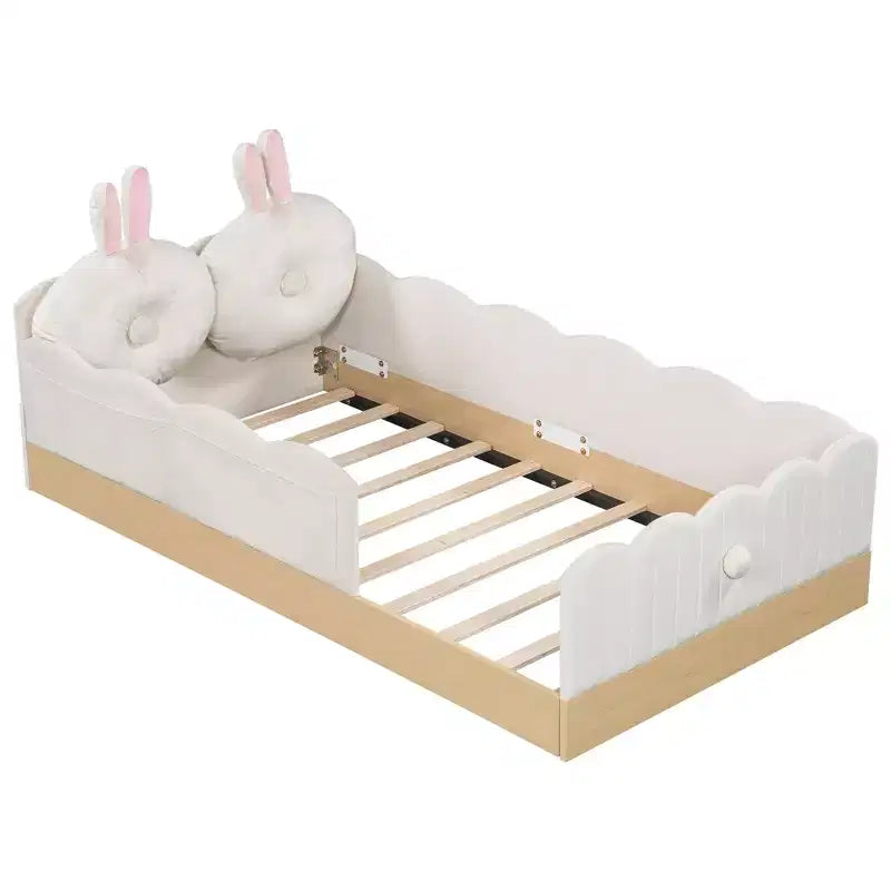 Letto a piattaforma a una piazza con cuscini a forma di animale, design stravagante e borse portaoggetti con spondina