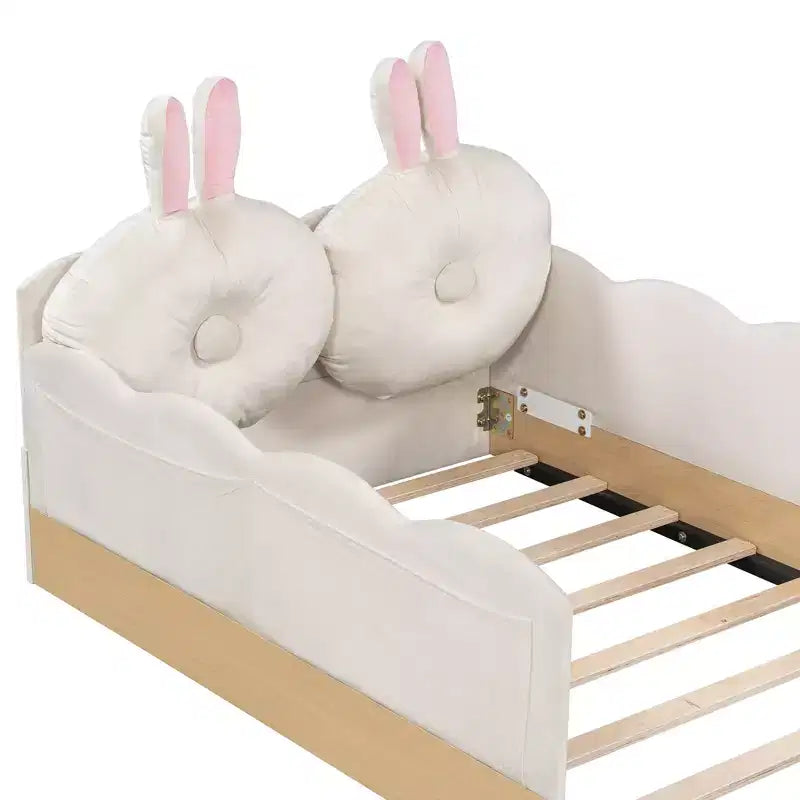 Letto a piattaforma a una piazza con cuscini a forma di animale, design stravagante e borse portaoggetti con spondina