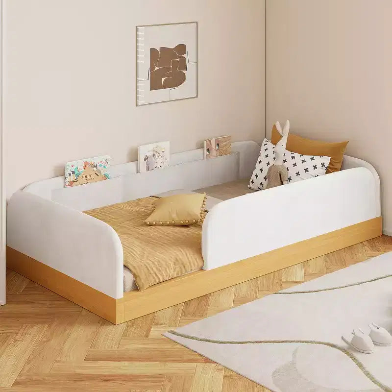Letto a piattaforma a una piazza con cuscini a forma di animale, design stravagante e borse portaoggetti con spondina