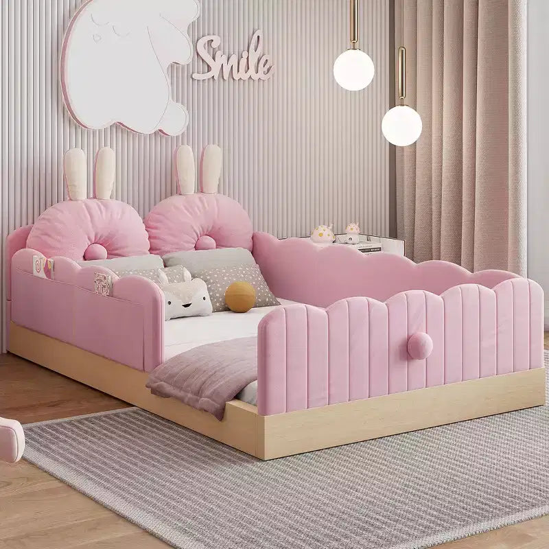 Letto a piattaforma a una piazza con cuscini a forma di animale, design stravagante e borse portaoggetti con spondina